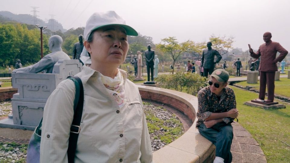 參訪慈湖蔣介石銅像公園的曾心儀。她說那令人毛骨悚然。